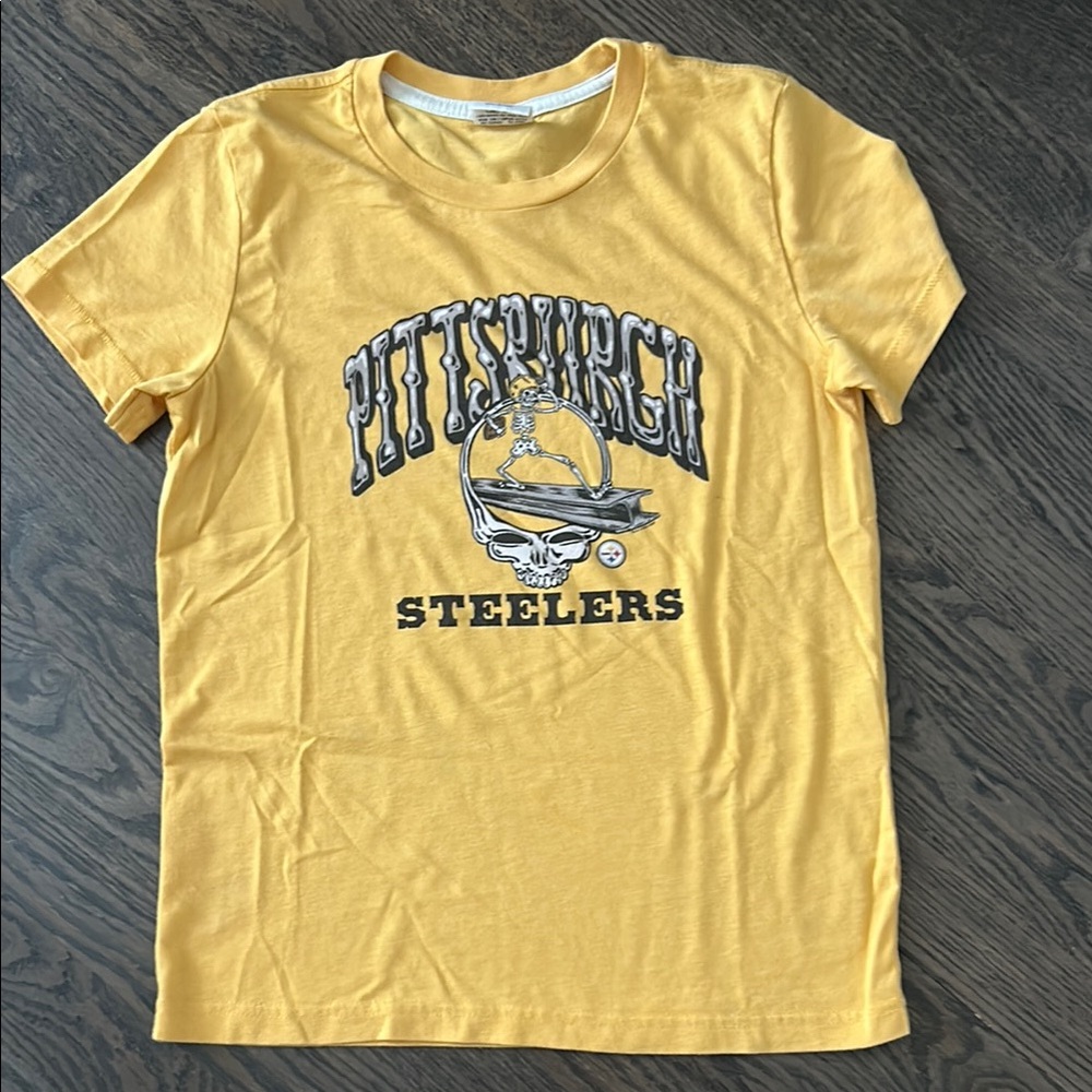 Like NEW Steelers tee
